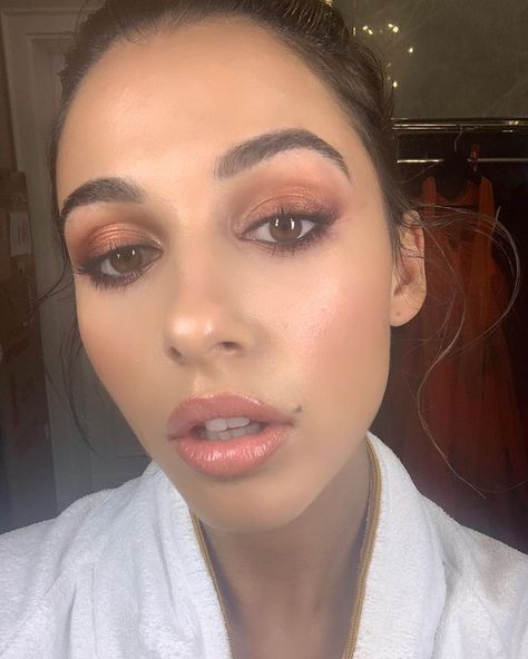 Valeria Ferreira-Makeup Artist on Instagram: “This happened last night in Berlin 🔥🔥🔥 @naomigscott getting ready for the Berlin premiere of #aladdin. Nay wore an amazing burnt orange…” Princess Jasmine, Everyday Hairstyles, Berlin, Everyday Make Up, Naomi Scott, Star Makeup, Best Skin Care Routine, Makeup Wedding, Natural Eye Makeup