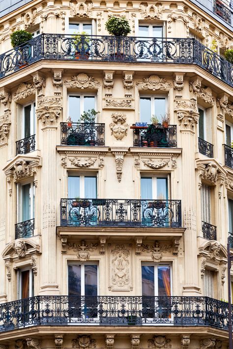 French Architecture Classical Architecture, Best Paris Hotels, Paris Balcony, Paris Buildings, Paris Architecture, Beautiful Paris, French Architecture, Paris Photography, Paris Apartments