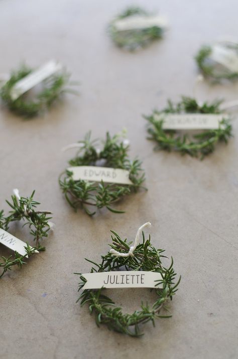 Christmas Place Cards, Rosemary Wreath, Christmas Table Decorations Diy, Diy Christmas Table, Australian Christmas, Xmas Dinner, Hosting Christmas, Christmas Dinner Table, Christmas Dinner Party