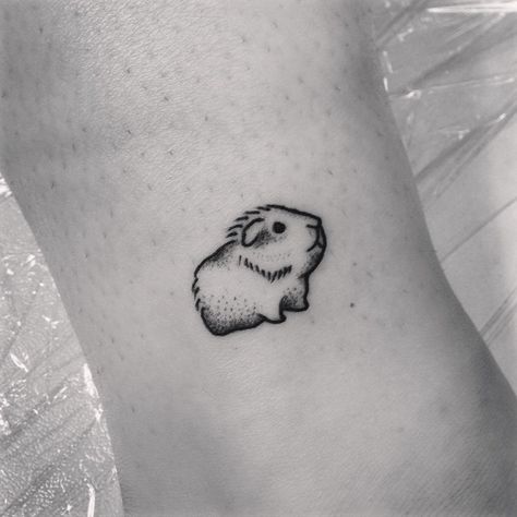 Ivy Lavelle on Instagram: “For our fallen guinea friends #guineapig #guineapigtattoo #cutetattoo #cute #adorable #igers #igdaily #art #artcollective #ohio #ohiotattoo…” Little Tattoos, Stingray Tattoo, Pig Tattoo, Tier Tattoo, Bauch Tattoos, Cute Tiny Tattoos, Simplistic Tattoos, Small Tattoo, Skin Art