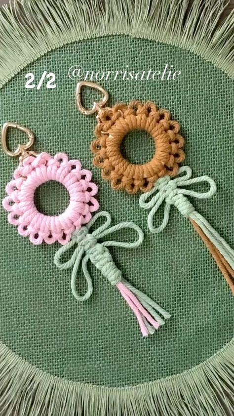 Diy Chaveiro ✨🔑#macrame#chaveiro#handmade#knot#ornament#diy#cord#keychain#chave#art#artesanato#vendas#🔑 | Instagram Cord Keychain, Wool Crafts Diy, Knot Keychain, Cords Crafts, Free Macrame Patterns, Youtube Chanel, Macrame Knots Tutorial, Flower Keychain, Paracord Beads