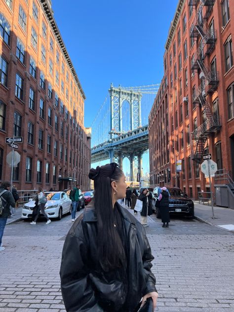 City Pic Inspo Instagram, Spring New York Aesthetic, Nyc Manhattan Aesthetic, Dumbo Brooklyn Poses, Nyc Aesthetic Instagram Feed, Brooklyn Bridge Park Photoshoot, Dumbo Brooklyn Photoshoot, Nyc Pics Ideas, Ny Instagram Pics