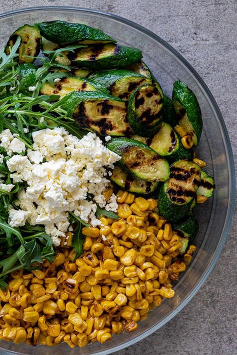 Easy grilled zucchini salad with charred corn, feta cheese and peppery arugula is a delicious, gluten free and vegetarian summer salad. #grilledzucchinisalad #summersalad Spring Veggie Pasta, Summer Spaghetti Recipe, Vegan Summer Salad Recipes, Grilled Zucchini Salad, Spring Salads, Summer Pasta Recipes, Salads Recipes, Resep Salad, Pasti Sani