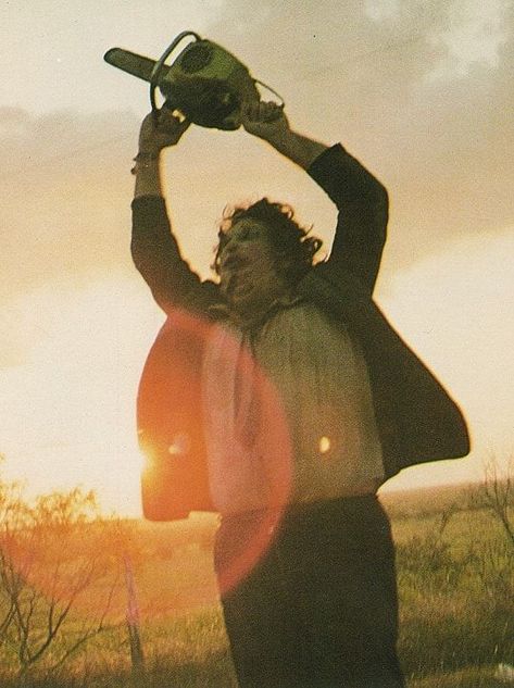 Leatherface Texas Chainsaw, Leatherface Aesthetic, Texas Chainsaw Wallpaper, Leatherface Wallpaper, Texas Chainsaw 1974, Horror Movie Aesthetic Wallpaper, Texas Chainsaw Tattoo, Leatherface 1974, Horror Movie Scenes