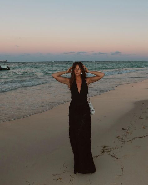 by the sea Pictures Outside Instagram, In The Beach Photos, By The Beach Pictures, Pictures Dresses Photo Ideas, Instagram Picture Ideas Outfit, Beach Inspiration Pictures, Summer Photo Aesthetic, Beach Photography Dress, Vacation Pic Poses