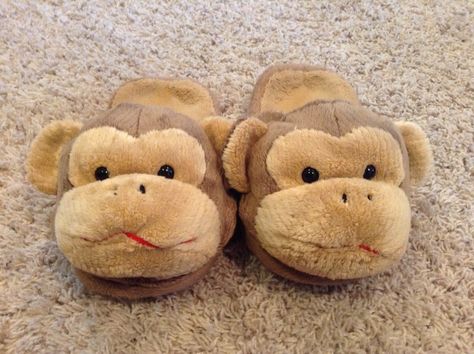 Monkey slippers!!!!!!! Cute Funny Slippers, Silly Slippers, Funky Slippers, Big Slippers, Slippers Animal, Monkey Slippers, Slippers Funny, Cool Slippers, Funny Slippers
