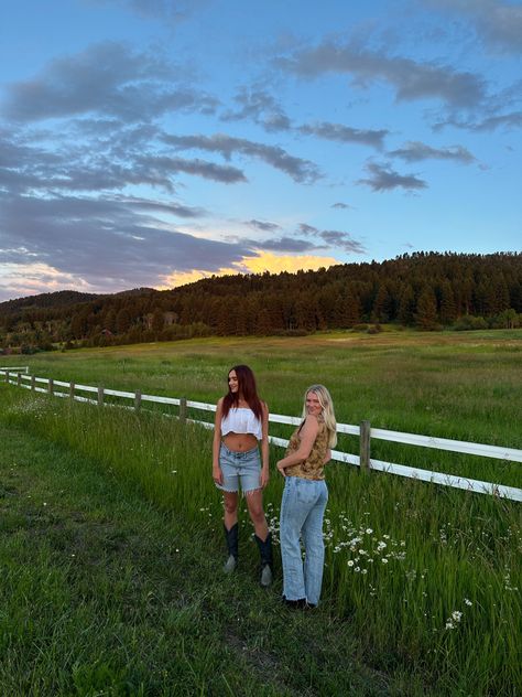 Photos W Friends, Montana Countryside, Instagram Recreate, Best Friend Instagram, Montana Summer, Countryside Photos, Photo Ideas Instagram, Friends Instagram, Ideas Instagram