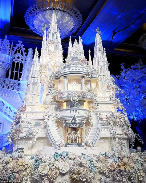 Fairytale Cakes, Cinderella Wedding Cake, Princess Wedding Cakes, Elaborate Wedding, Castle Wedding Cake, Cinderella Quinceanera Themes, Crazy Wedding Cakes, Fancy Wedding Cakes, Extravagant Wedding Cakes