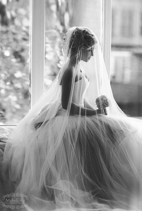 14 Top Wedding Photography Pose Ideas for the Bride Bridal Photography, Ivory Bridal Veil, Tulle Wedding Veil, Bridal Portrait Poses, Wedding Picture Poses, Creative Wedding Photography, Wedding Photos Poses, Bride Photo, Bridal Shoot