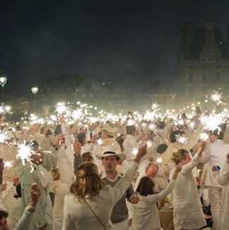 Have all your guests dress in all white for your White Party (sparklers optional) #PreppyPlanner Hamptons Party, Debut Party, White Party Theme, Wedding Pool Party, White Party Decorations, Lounge Party, All White Party, Party People, White Theme