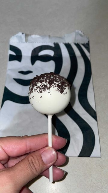 Cookies And Cream Cake Pops Starbucks, Starbucks Cookies And Cream Cake Pop, Cookies And Cream Starbucks, Cake Pops Aesthetic, Starbucks Snacks, Starbucks Desserts, Starbucks Chocolate Cake, Oreo Starbucks, Cake Pop Starbucks