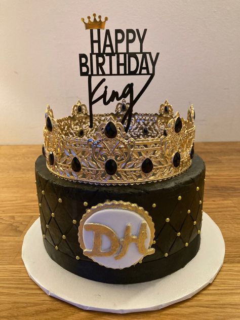 King Theme Bday Cake. Cookies “n” Cream Sponge Cake w/ Cookies “n” Cream Filling, Buttercream Frosting, Black Ribbon Border, Gold Dragees, Topped w/Kings Crown & Happy Bday King Cake Topper Pastel, Crown Cake For Men, King Party Theme For Men, King Crown Cake For Men, King Theme Cake For Man, Happy Birthday King Cake, King Birthday Cake For Men, King Theme Birthday Party For Men, King Birthday Theme