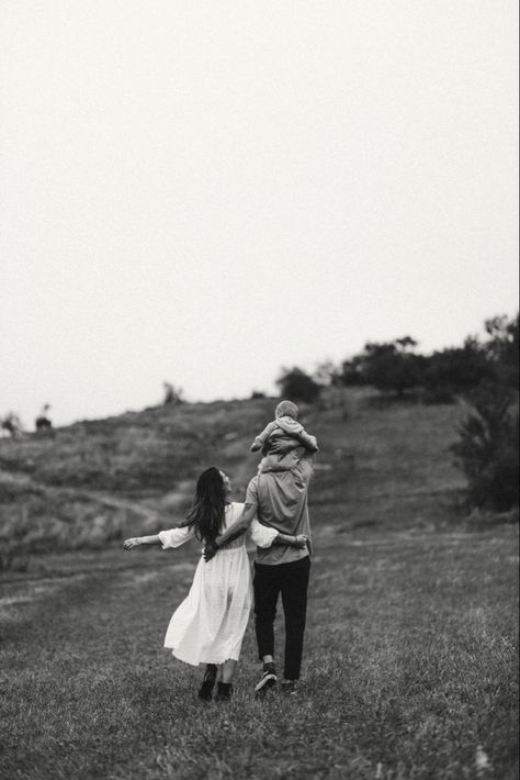 Faceless Family Photography, Wildflower Field Family Photoshoot, Family Photos Background, Family Pictures No Faces, Family Shoots Ideas, Family Photoshoot Creative, Family Photoshoot No Face, Relaxed Family Photoshoot, Adventure Family Aesthetic