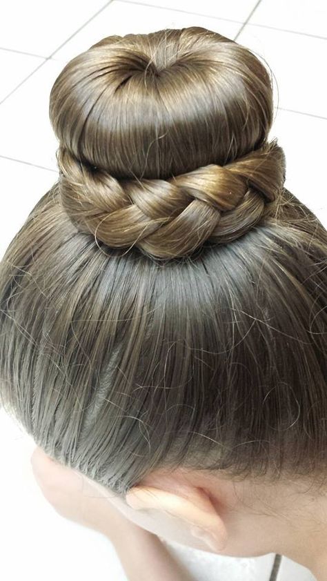 The perfect dancer's bun High Ballerina Bun, Dance Photoshoot Hairstyles, Competition Dance Hairstyles, Dance Hairstyles Dancers, Ballet Bun Hairstyles, Dancer Bun, Dancers Bun, Easy Hair Drawings, Dance Competition Hair