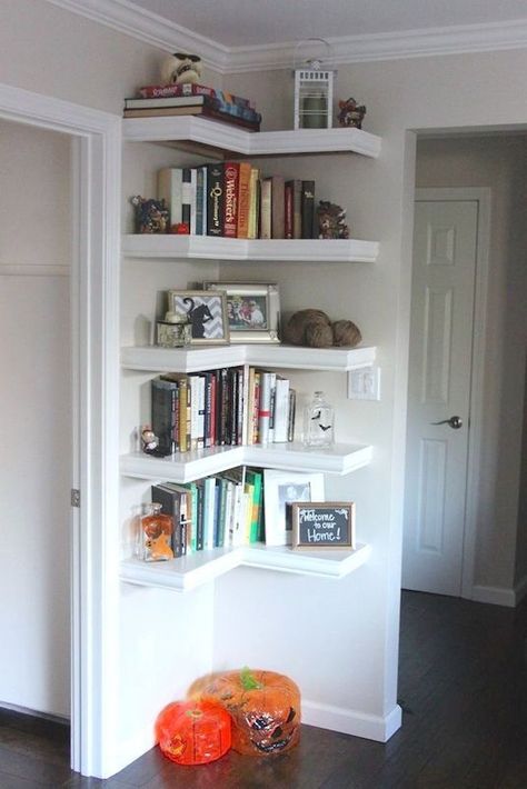 These tall corner bookshelves are the perfect way to store and display books in a small apartment: They provide more space and style than a side table. Små Rum Lidt Plads, Small Space Hacks, Hemma Diy, Ideas Para Organizar, Decor Ikea, Bilik Tidur, غرفة ملابس, In The Corner, Corner Shelves