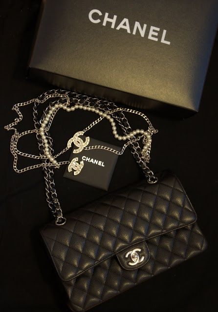 Timeless classic chanel bag. Every girl should have one! Chanel 2015, Sacs Design, Mode Chanel, Chanel Couture, Chanel Accessories, Handbag Heaven, Classic Bags, Chanel Fashion, Henri Bendel