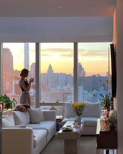 Nyc Aesthetic Apartment, Nyc Apartment Bedroom, Apartment With View, Nyc Apartment Aesthetic, Apartamento New York, All Modern Rugs, Appartement New York, Apartment View, Apartment Goals