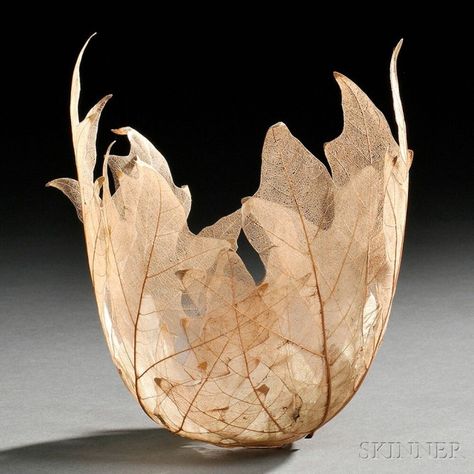 Artist Kay Sekimachi makes sculptures and bowls with leaves skeletons of trees, inspiring by ancestral techniques of her country : Japan. These leaves of maple are maintained thanks to Kozo paper, a coating of watercolor and Krylon. From 3rd July, she will be exhibited at the Bellevue Arts Museum. Leaf Skeleton, Paper Bowls, Leaf Bowls, Colossal Art, Leaf Crafts, Maple Leaves, Nature Crafts, Arte Floral, Leaf Art