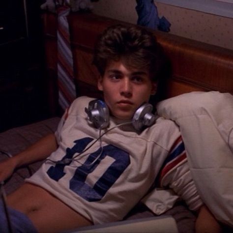 Jhony Depp, 90s Johnny Depp, 90s Hairstyles Men, John Depp, Boys In Crop Tops, جوني ديب, Mens Crop Top, 90s Actors, Jhonny Deep