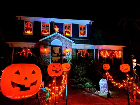 Halloween Exterior, Haloween Decor, Nostalgic Halloween, Halloween Lawn Decorations, Halloween Usa, Cozy Halloween, Spooky Aesthetic, Halloween Lawn, Halloween Diy Outdoor