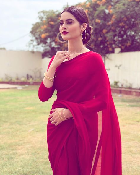 Minal Khan, Chique Outfit, Indian Sari Dress, Nikkah Dress, Mode Kimono, Sunday Mood, Sari Dress, Look Formal, Red Saree