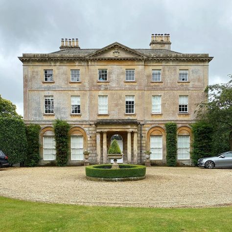 Regency Rambles on Instagram: “Seend House 😍 Most of the houses I post on here are Georgian, as examples of Regency architecture from the later Georgian period are few…” Georgian Style Architecture, Georgian Style Mansion, Georgian House Exterior Uk, Georgian Era House, Regency House Aesthetic, Regency Era House Exterior, Regency Era Architecture, Regency House Exterior, Regency Era Home