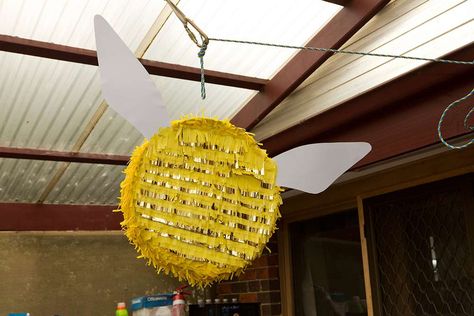 Jamie's Wizard-tastic Harry Potter Party | CatchMyParty.com Harry Potter Birthday Party Ideas, How To Make Pinata, Nice Birthday Messages, Harry Potter School, Cumpleaños Harry Potter, Harry Potter Golden Snitch, Birthday Pinata, Harry Potter Bday, Daisy Party