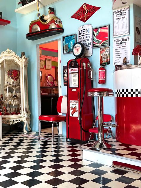 50s Aesthetic Interior Design, 50s Restaurant Interior Design, Retro Theme Interior, Retro Themed Kitchen, 1950s Diner Decor, American Retro Interior, 50s Room Aesthetic Retro, Retro Gas Station Aesthetic, Diner Kitchen Aesthetic