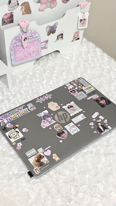 Pc Portable Aesthetic, Laptop Organization Ideas, Windows Laptop Aesthetic, Laptop Decoration Aesthetic, Laptop Covered In Stickers, Laptop Stickers Aesthetic Ideas, Laptop Customization Ideas, Laptop Decoration Ideas, Decorated Laptop