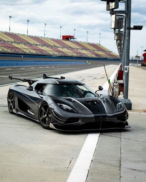 #koenigsegg #agera #cars #sportcars #supercars #luxury #wealth #rich Exotic Sports Cars, Mobil Futuristik, Car Paint Jobs, Futuristic Cars Design, Indycar Series, Luxury Sports Cars, Sports Car Wallpaper, Best Jdm Cars, Cool Car Pictures