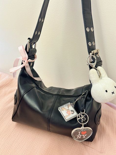 Y2k Purse Outfit, Bags Inspo Aesthetic, Aesthetic Bag Accessories, Bag Items Aesthetic, Grunge Shoulder Bag, Purse Decorations Diy, Black Leather Bag Aesthetic, Cool Bags Aesthetic, Cute Hand Bags Aesthetic