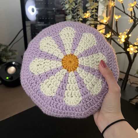 Cute Crochet Flower Pillow/Cushion Crochet Flower Pillow, Flower Pillow Pattern, Super Cute Crochet, Bag Free Pattern, Boho Crochet Patterns, Cushion Tutorial, Crochet Strawberry, Pillow Projects, Pillows Flowers