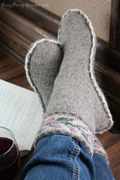 Upcycled Sweater Slippers and easy and practical way to repurpose an old or outdated sweater! - BusyBeingJennifer.com Sew Ins, Sweater Slippers, Tovad Ull, Upcycled Sweater, Diy Slippers, Diy Sweater, Recycled Sweaters, Recycled Sweater, Upcycle Sweater