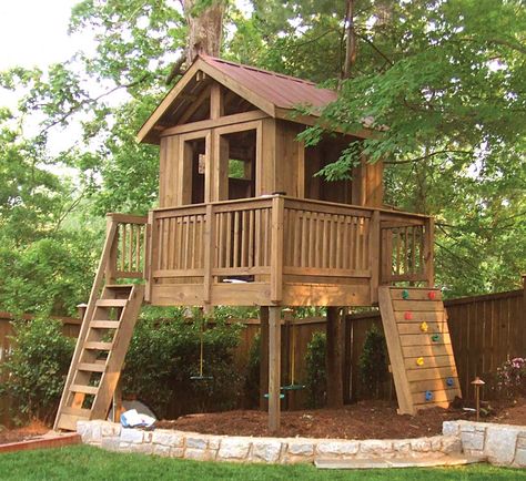 Wooden Tree House, Backyard Treehouse, Backyard Play Spaces, Tree House Interior, Simple Tree House, Building A Treehouse, Tree House Plans, Tree House Diy, Backyard Playhouse