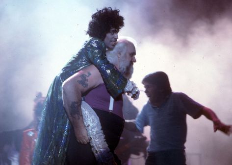 Prince carried off the stage by his bodyguard Huntsberry at the Fabulous Forum on February 19, 1985 in Inglewood, California. Prince And The Revolution, Sheila E, The Artist Prince, Joe Louis, Pictures Of Prince, Rip Prince, Photos Of Prince, Paisley Park, Roger Nelson