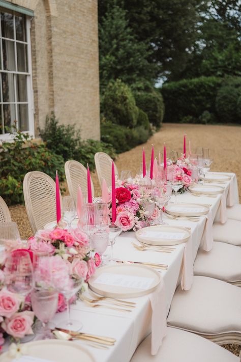 Barbie Wedding Aesthetic, Barbie Pink Wedding Theme, Hot Pink Table Setting, Barbie Dinner Party, Dust Pink Wedding, Pink Wedding Table Settings, Luxury Tablescapes, Barbie Pink Wedding, British Estate