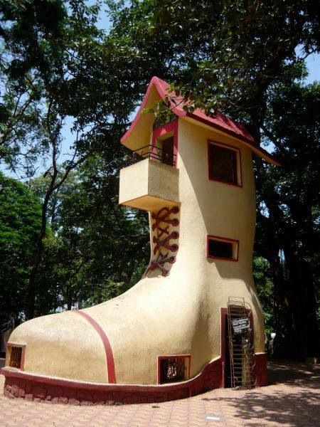 Shoe House ;People must like this design , a lot of shoe house's around. Toyo Ito, Architecture Sketches, House Abandoned, Shoe House, Unusual Houses, Upside Down House, Crazy Houses, Amazing Houses, Architectural Sketches