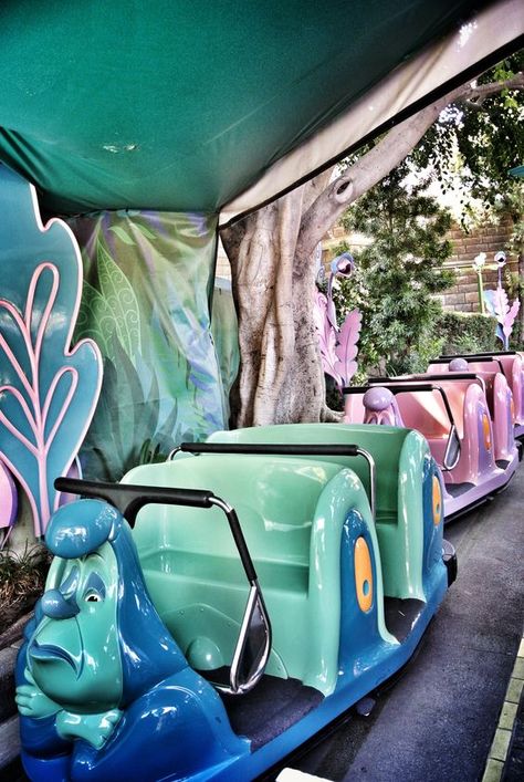 Alice in Wonderland caterpillar car Walt Disney Paris, Disney World Fotos, Disneyland Photography, Disneyland Rides, Disneyland California Adventure, Disney World Pictures, Florida Orlando, Disneyland Pictures, Disney Rides