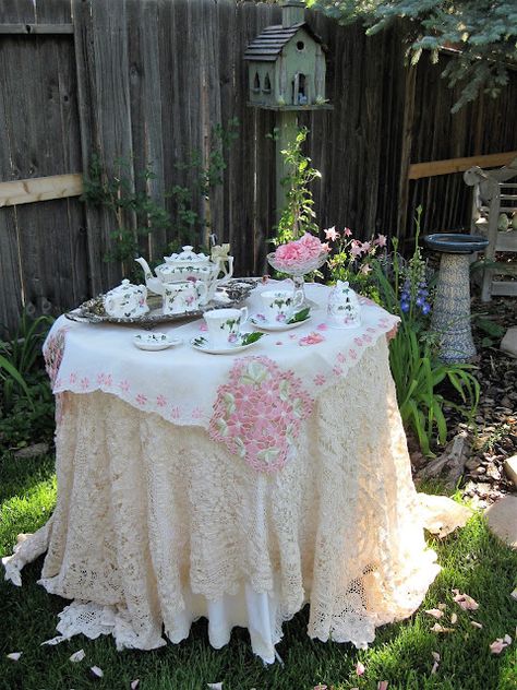 Bernideen's Tea Time, Cottage and Garden: TEA IN THE GARDEN Victorian Tea Party, High Tea Party, Summer Tea, Garden Party Dress, Vintage Tea Party, Afternoon Tea Parties, Garden Dress, Tea Party Garden, Garden Party Wedding