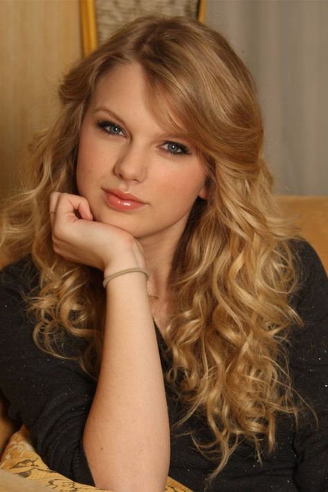 Taylor Swift Hairstyle Sexy Women's Wavy Long Synthetic Hair Wigs Capless Wigs 26inch Hairstyle 2022, Trends Hairstyles, Hairstyles Trending, Taylor Swift Photoshoot, French Twist Updo, Celebrity Wigs, Teen Celebrities, Blonde Curly Hair, Taylor Swift Hot