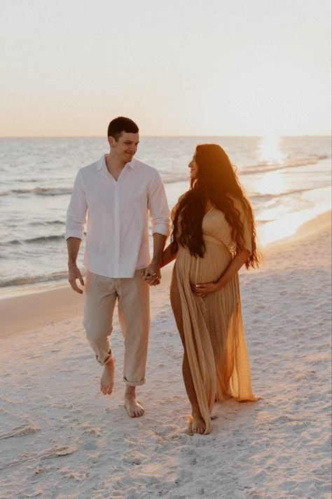 Pregnancy Photoshoot Beach, Maternity Shoot Beach, Beach Maternity Photoshoot, Couple Maternity Poses, Beach Maternity Pictures, Maternity Photography Beach, Shooting Couple, Maternity Photography Poses Outdoors, Maternity Photography Poses Couple