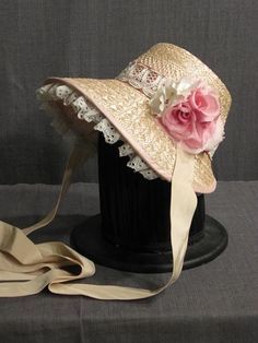 Straw bonnet worn by women in the 19th century Source: Jane Austen's World Website Women's Hats, Historical Hats, Joe Montana, Victorian Hats, Bonnet Hat, Doll Hat, Fancy Hats, Victorian Clothing, Historical Costume