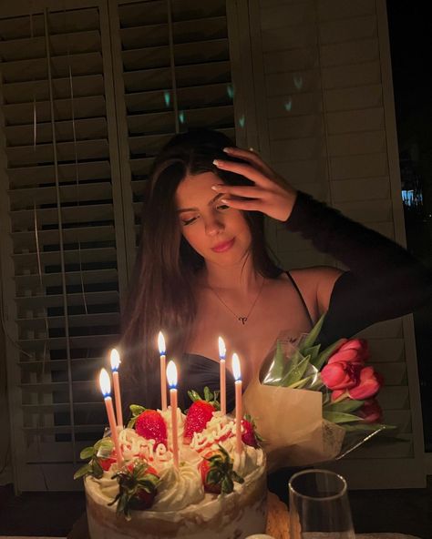 Birthday Cake Insta Pics, Cute Birthday Pics For Instagram, 20th Birthday Aesthetic Photos, Birthday Mood Pics Aesthetic, 19th Birthday Aesthetic Pictures, Bday Pics Aesthetic, 20th Birthday Aesthetic Ideas, Birthday Poses Aesthetic, Aesthetic Birthday Pics With Cake