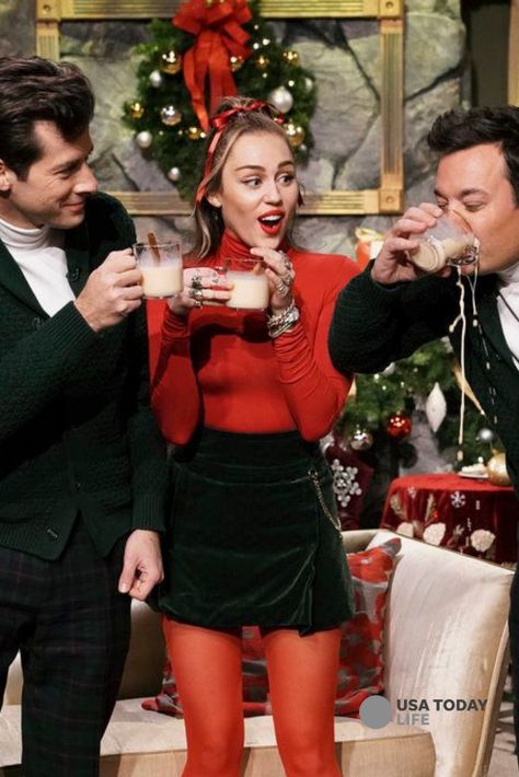 Miley Cyrus wanted to give modifying the lyrics to "Santa Baby" a shot, and really that's not a lot in 2018. During a "Tonight Show" skit Thursday the singer expressed her dissatisfaction with the words of the song written in 1953. #MileyCyrus #SantaBaby #Christmas #TonightShow Miley Cyrus Christmas Outfit, Retro Christmas Outfit Vintage Fashion, Christmas Outfit Celebrities, Christmas Holidays Outfits, Rockstar Christmas Outfit, Christmas Style Outfit Party, Christmas Fashion 2022, Cool Girl Christmas Outfit, Casual Santa Outfit