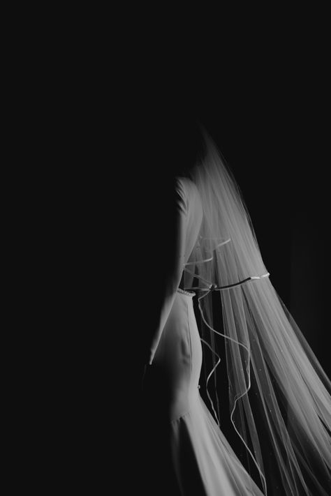 No Face Wedding Photography, Black Wedding Dress Photography, Morning Bride Photography, Wedding Photography Black And White, High Contrast Wedding Photography, Black Wedding Photo Ideas, Wedding Black And White Photography, Black And White Veil, Dramatic Wedding Photography