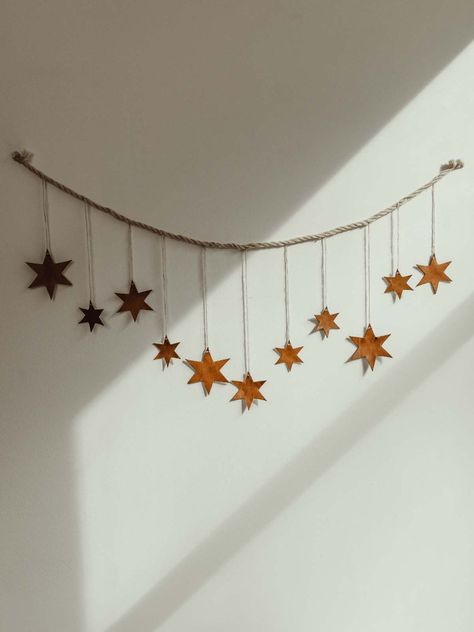 This handcrafted star garland makes a whimsical year-round wall hanging or a beautiful Christmas holiday garland. Hanging Star Decorations, Handmade New Year Decoration, Gold Star Garland, Star And Moon Decor, Fabric Star Garland, Christmas Decor For Walls, Star Anise Garland, Nature Halloween Crafts, Home Made Christmas Decor