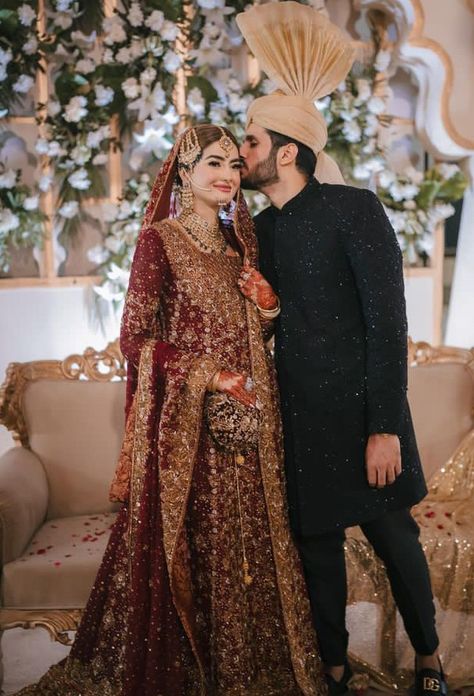 Barat Groom Dress, Barat Brides Pakistani Bridal, Barat Couple Dresses Pakistani, Pakistani Wedding Functions, Pakistani Barat Brides, Groom Pakistani Wedding Outfits, Black Sherwani Groom Pakistani, Barat Dress, Black Sherwani