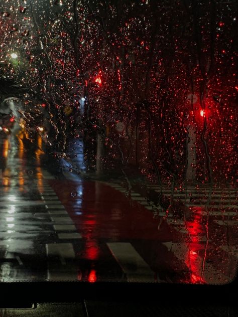 Rainy Red Aesthetic, Night City Aesthetic Rain, Rainy City Night Wallpaper, Storm Rain Aesthetic, Rainy City Night Aesthetic, Night City Rain Aesthetic, New York Aesthetic Rain, New York In Rain, Edinburgh Rain Aesthetic