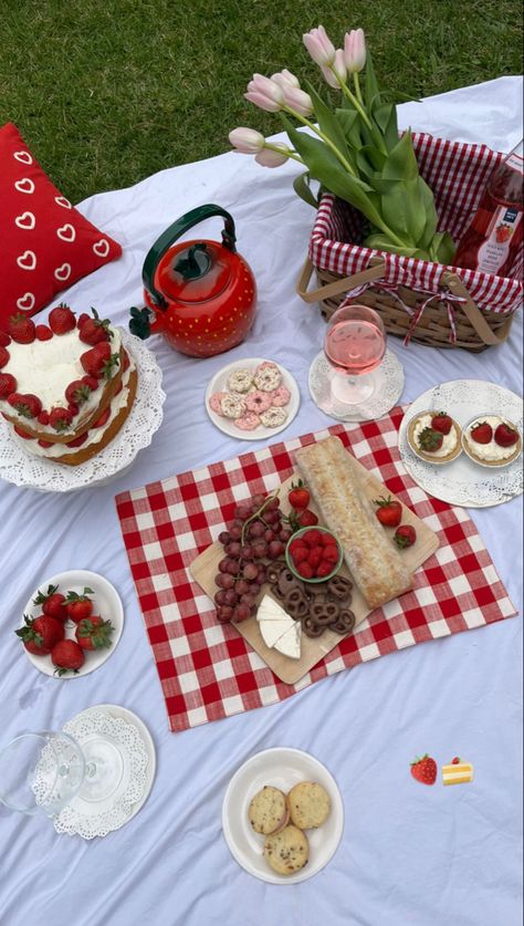 Essen, Prom Picnic Ideas, Strawberry Themed Picnic, Picnic Ideas Valentines Day, Cute Simple Picnic Ideas, Picnic Aesthetic For Two, Strawberry Shortcake Picnic, Picnic Romantic Ideas, Strawberry Picnic Aesthetic