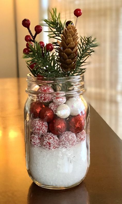 Christmas Pine Centerpieces, Christmas Decor Ideas Mason Jars, Christmas Jar Decorations, Christmas Jar Ideas, Christmas Vase Ideas, Country Christmas Decorations Farmhouse, Mason Jar Table Centerpieces, Christmas Mason Jar Ideas, Jar Christmas Decorations